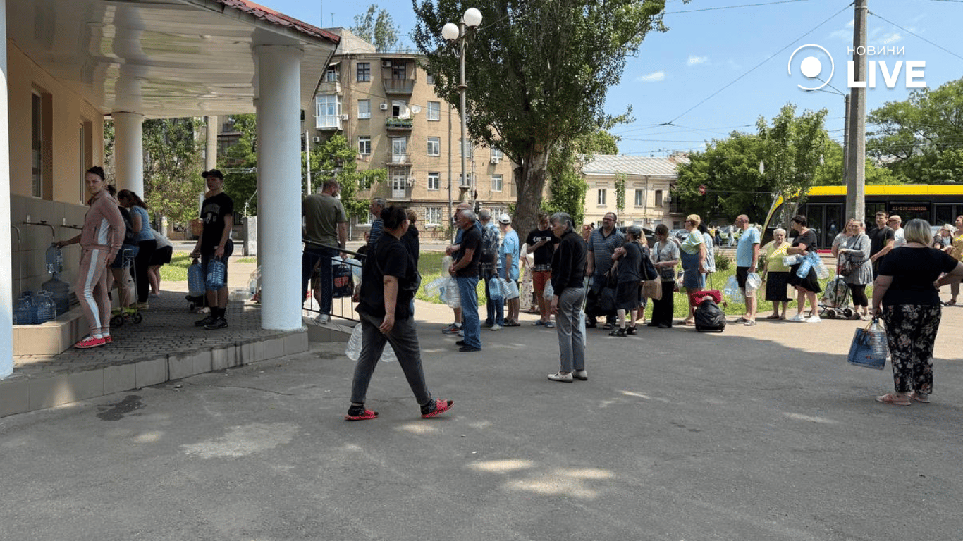 Аварія на водогоні — біля одеських бюветів довжилезні черги - фото 3