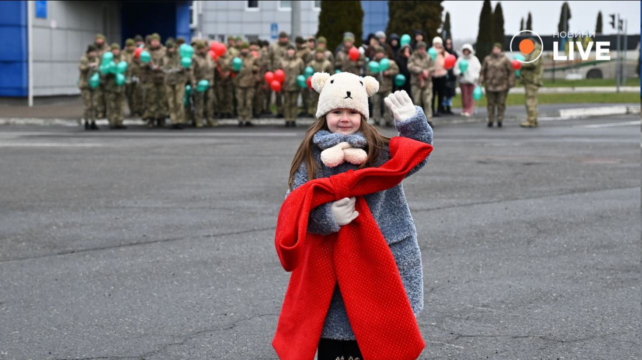 Пограничники устроили флешмоб с "живой" елкой — фото - фото 3