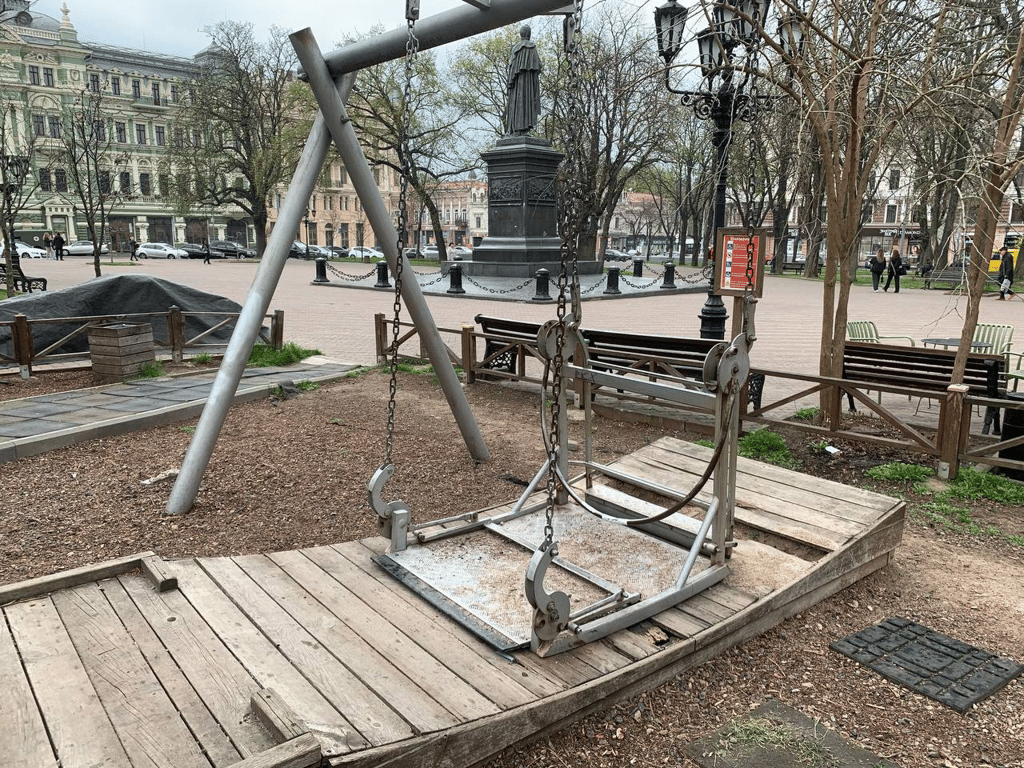 Після скандалів в Одесі демонтують аварійний дитячий майданчик - фото 3