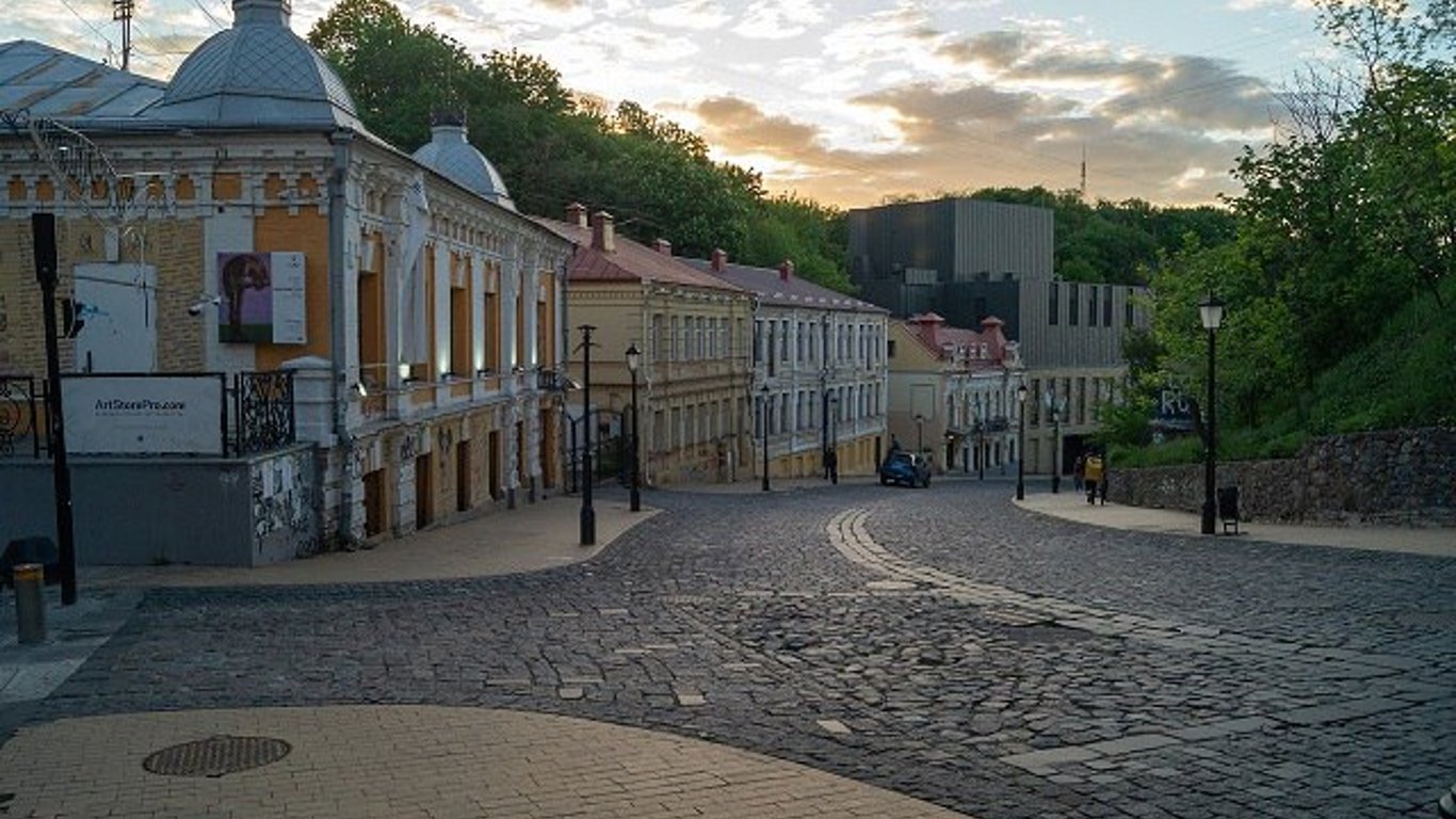 У Києві під час реконструкції сходів на Подолі посадовець розтратив майже півтора млн грн