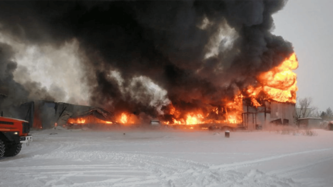 У Росії в одному з цехів сталась сильна пожежа — що горить