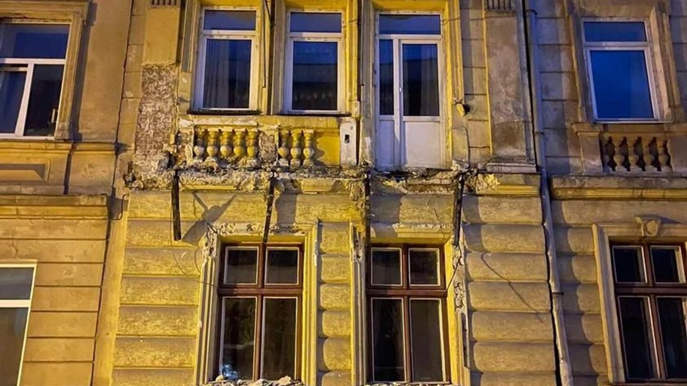 Этой ночью в центре Львова обвалился балкон: детали