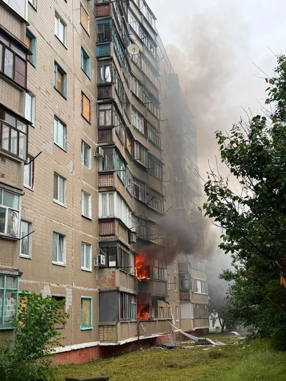 Пожежа в багатоповерховому житловому будинку в Краматорську внаслідок атаки Росії авіабомбою 10 липня 2026 року