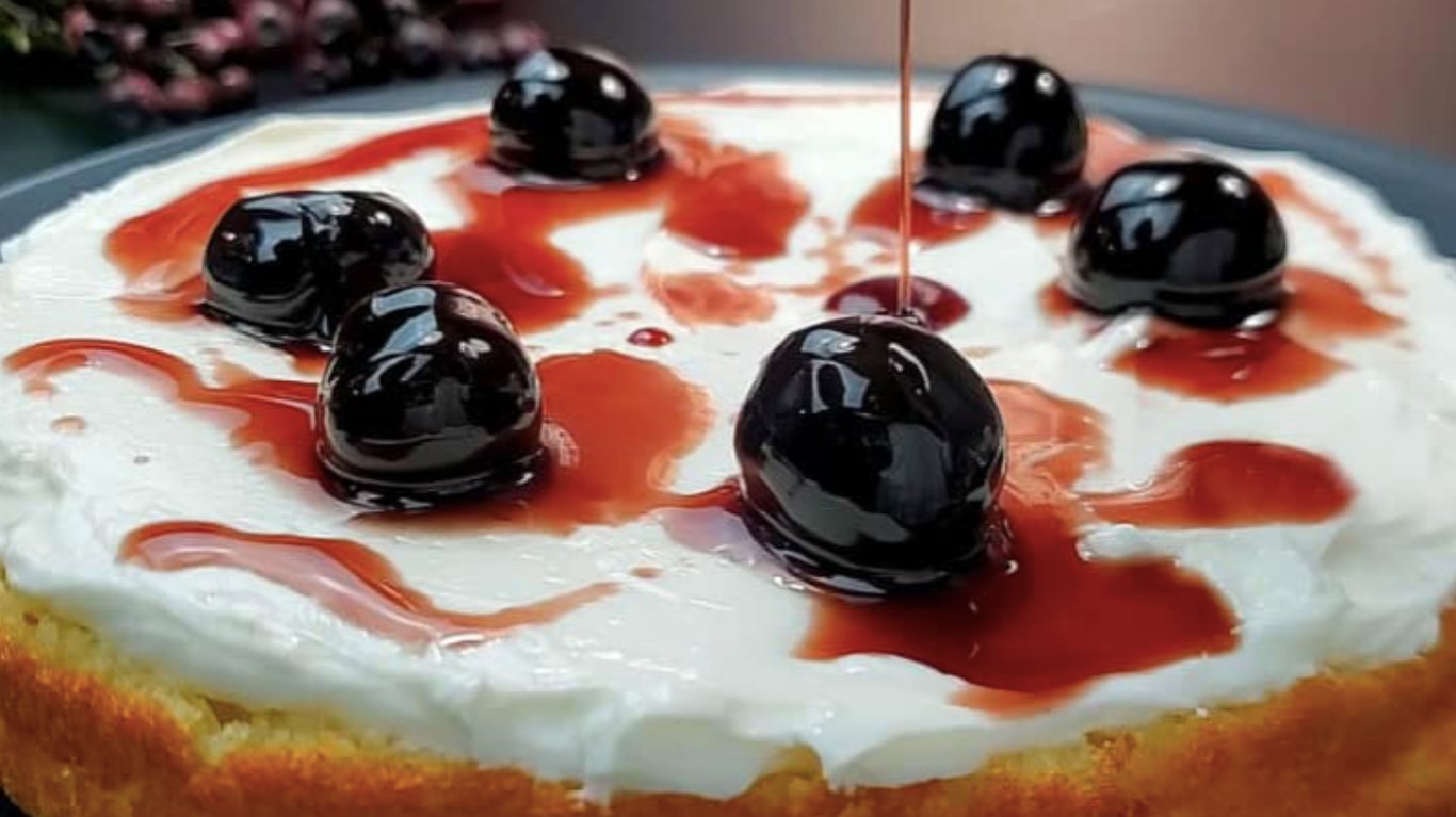 торт з кремом та вишнями