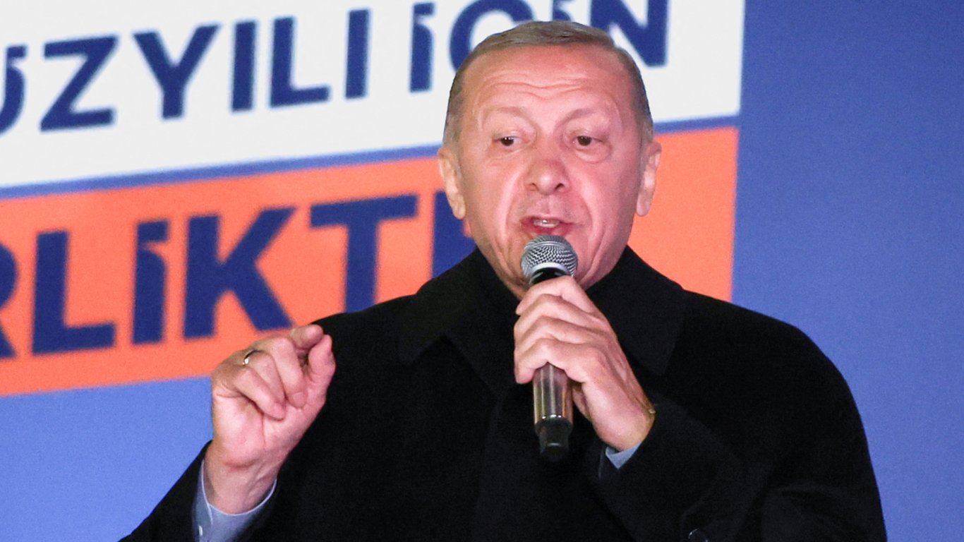 Эрдоган заявил, что побеждает в первом туре, но не против второго