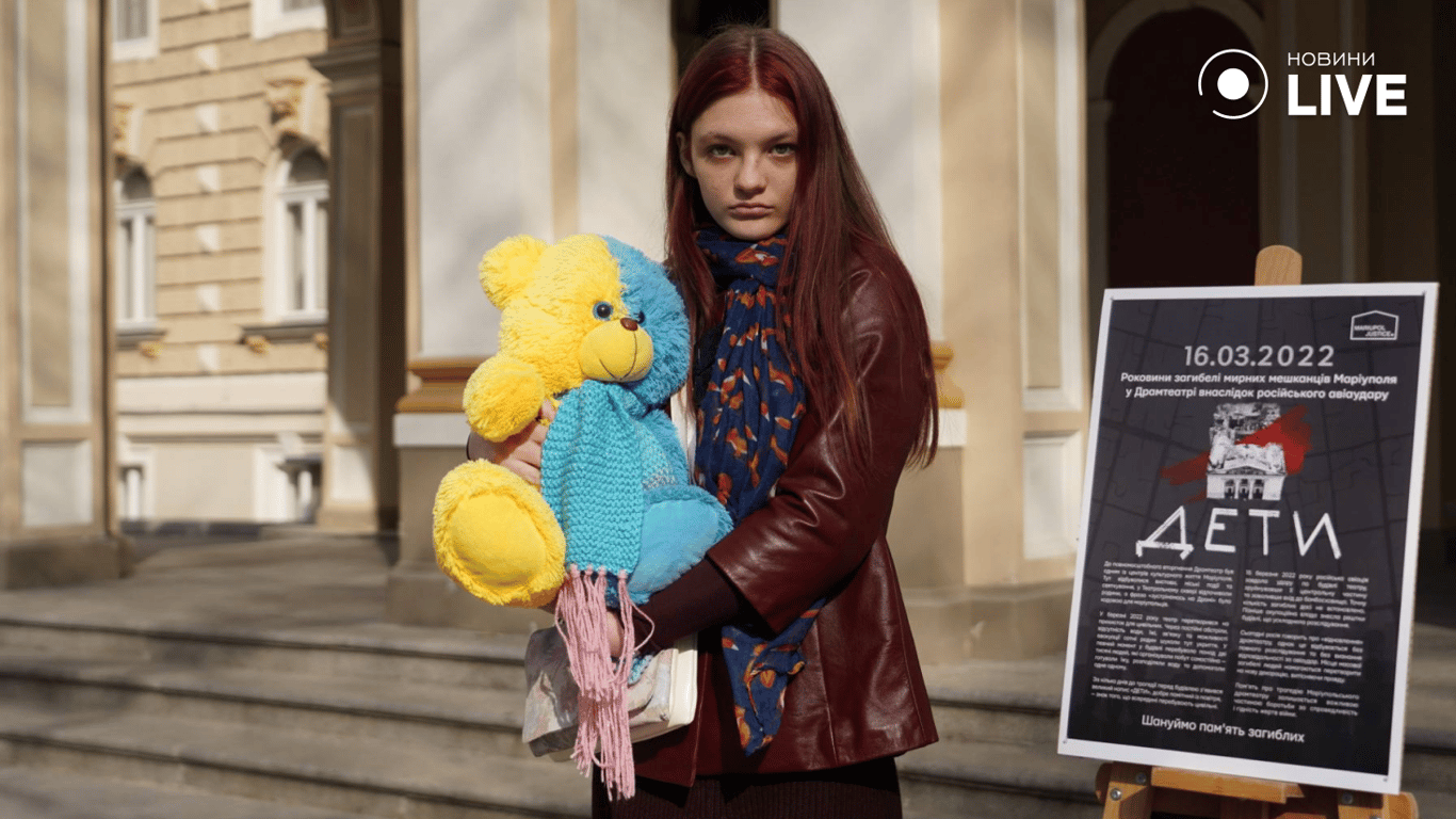 В Одесі вшанували жерт удару по драмтеатру у Маріуполі