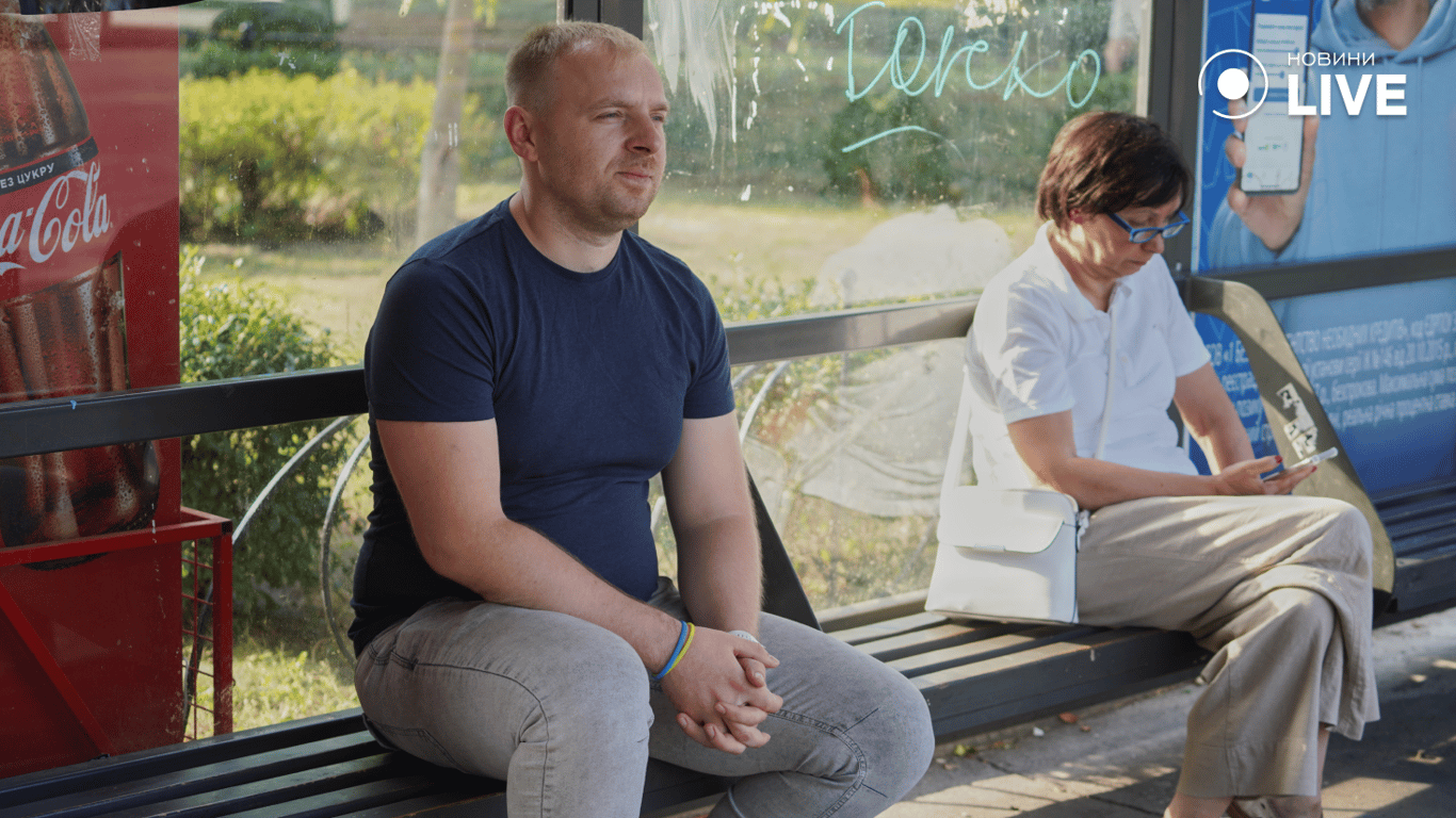 Чоловік на зупинці