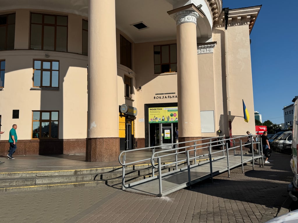 На сходах біля виходу зі станції метро "Вокзальна" з'явився пандус