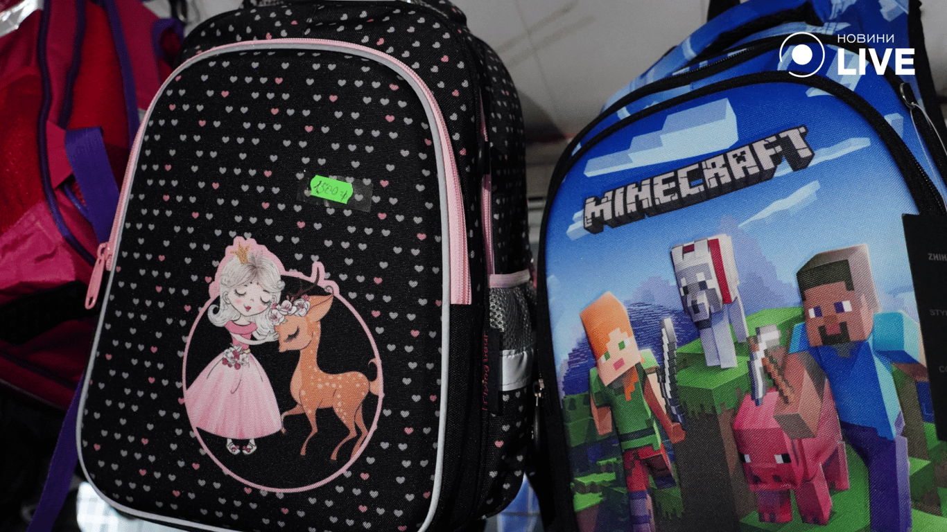 Детские рюкзаки на рынке. Фото: Новини.LIVE 