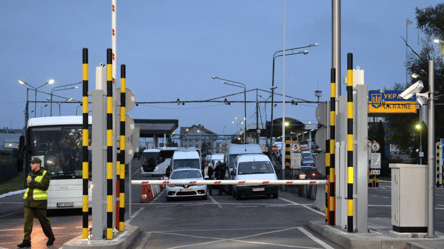 Адвокат о том, почему документы не гарантируют выезд из Украины - 285x160