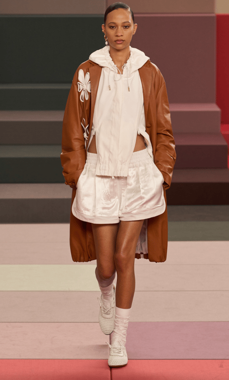 Мікрошорти може доповнити стильний тренч