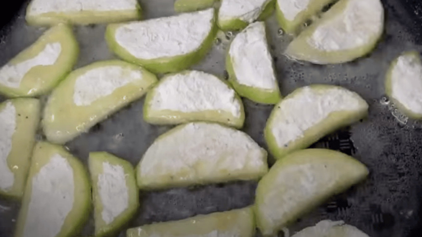 Обсмажені кабачки з хрусткою скоринкою на тарілці