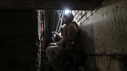 "Знаю, що ми вистоїмо": Зеленський показав потужні фото українських захисників - 285x160