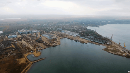 Оккупанты РФ укрепляют оборону возле завода в Крыму — почему - 290x166