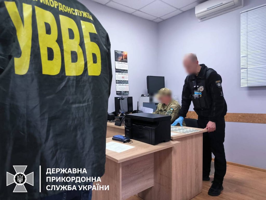 Двоє чоловіків намагались виїхати за кордон за хабар