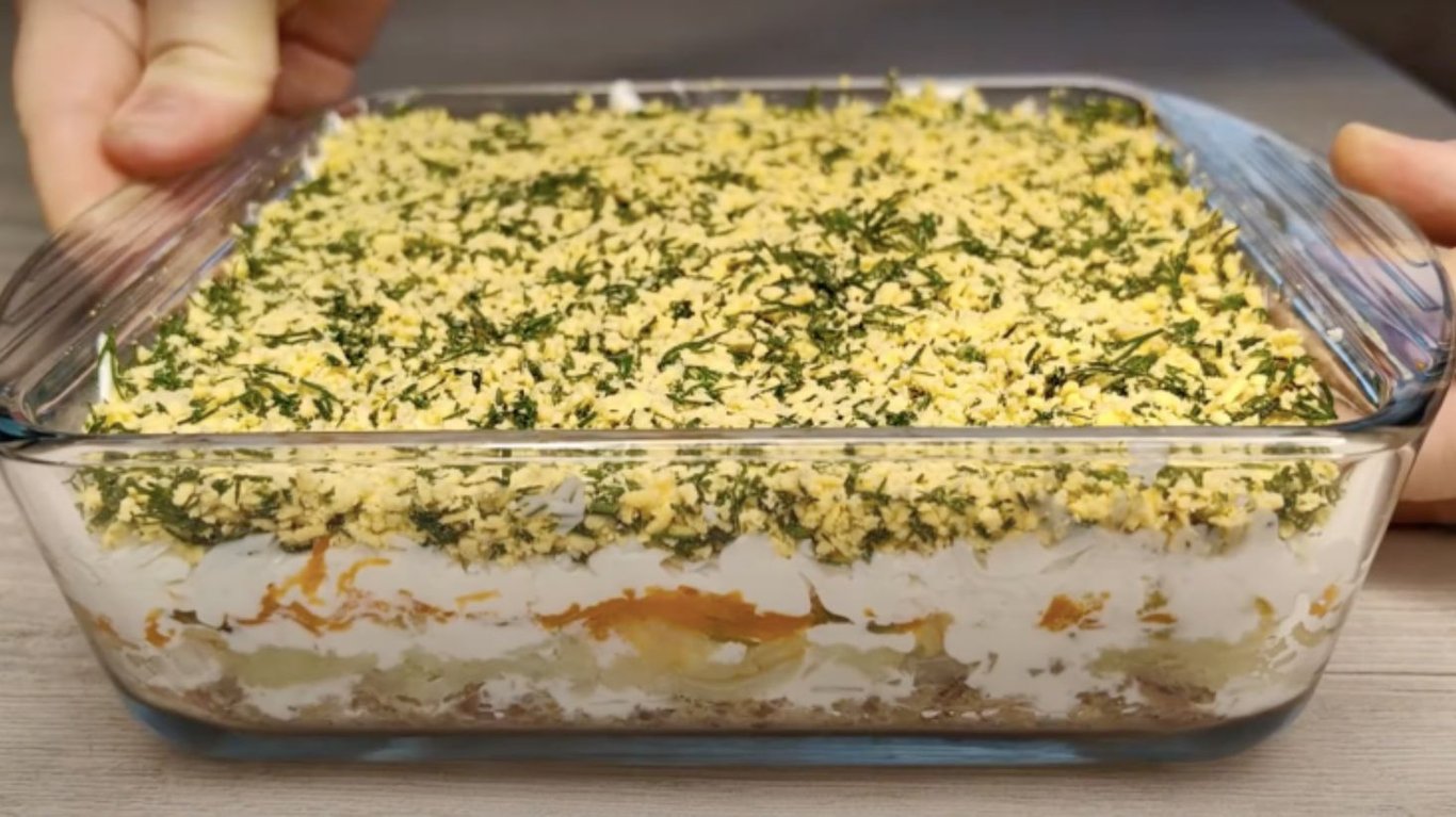 простий рецепт смачного салату з консервою та огірками 