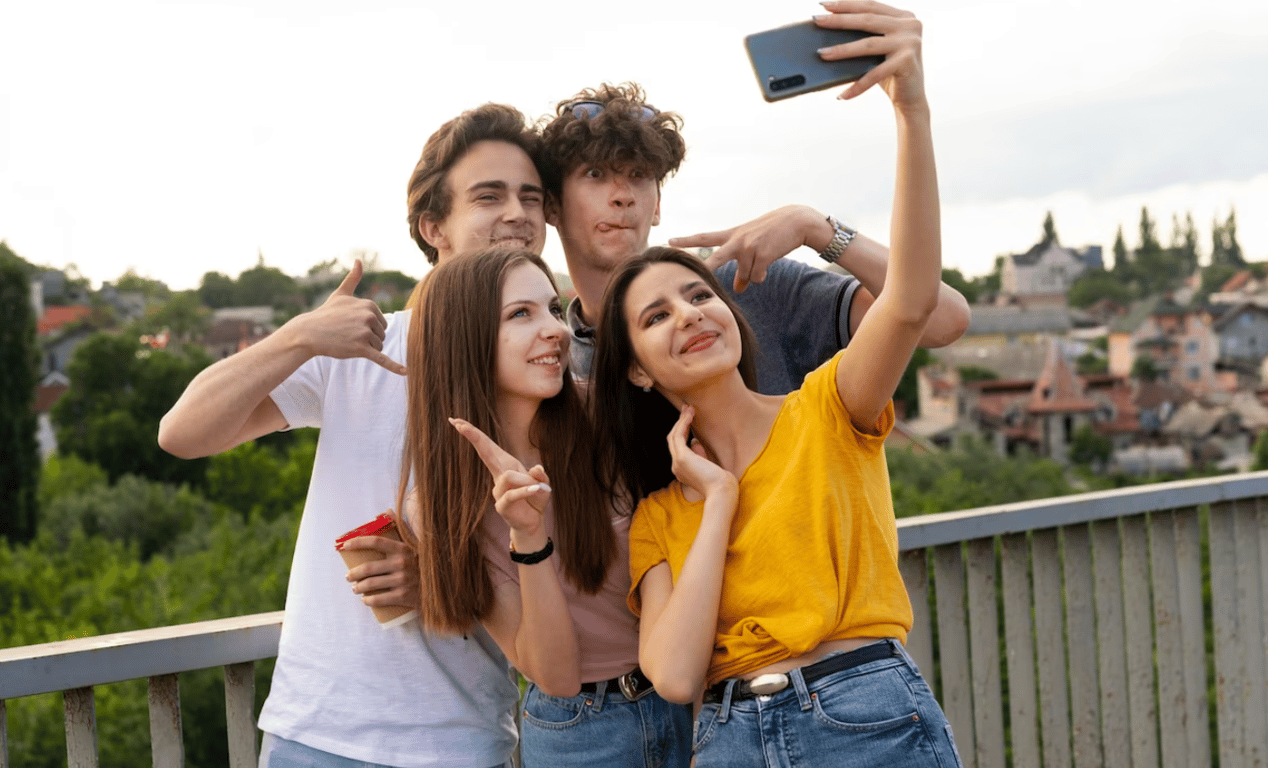 Молодая девушка, которая фотографируется с друзьями