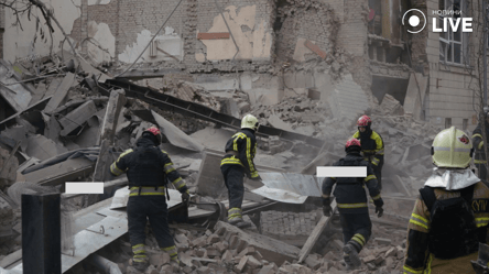 В Киеве зафиксировали падение вражеских обломков — есть повреждения - 290x166