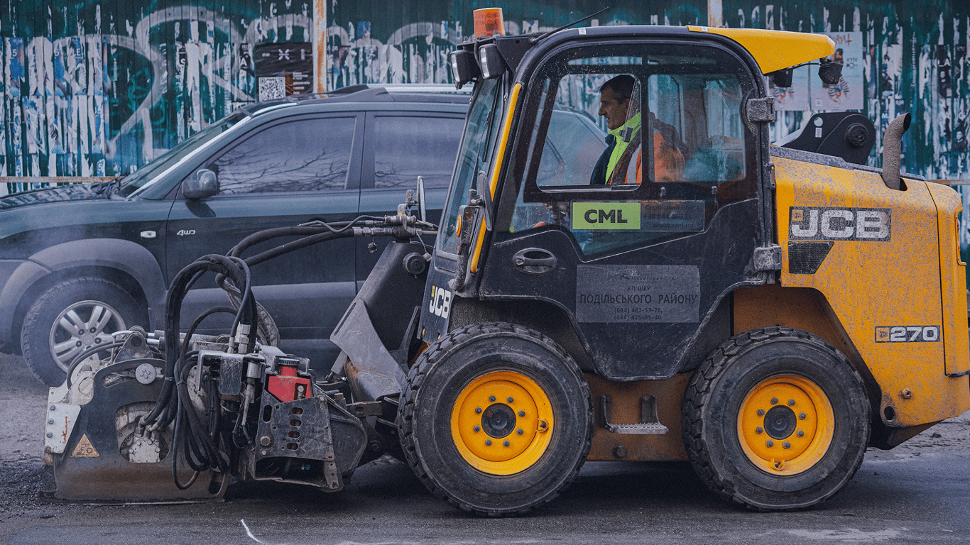 Ремонтують дорогу: на Хрещатику у Києві масштабний затор