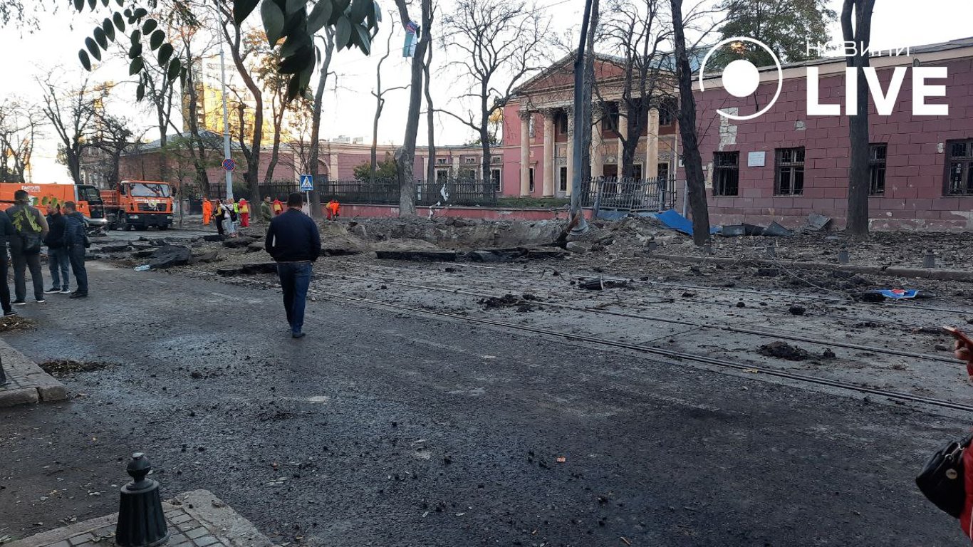 Воронки на дороге и разбитые дома — кадры последствий удара по центру Одессы