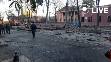 Вирви на дорозі та побиті будинки — кадри наслідків удару по центру Одеси - 285x160