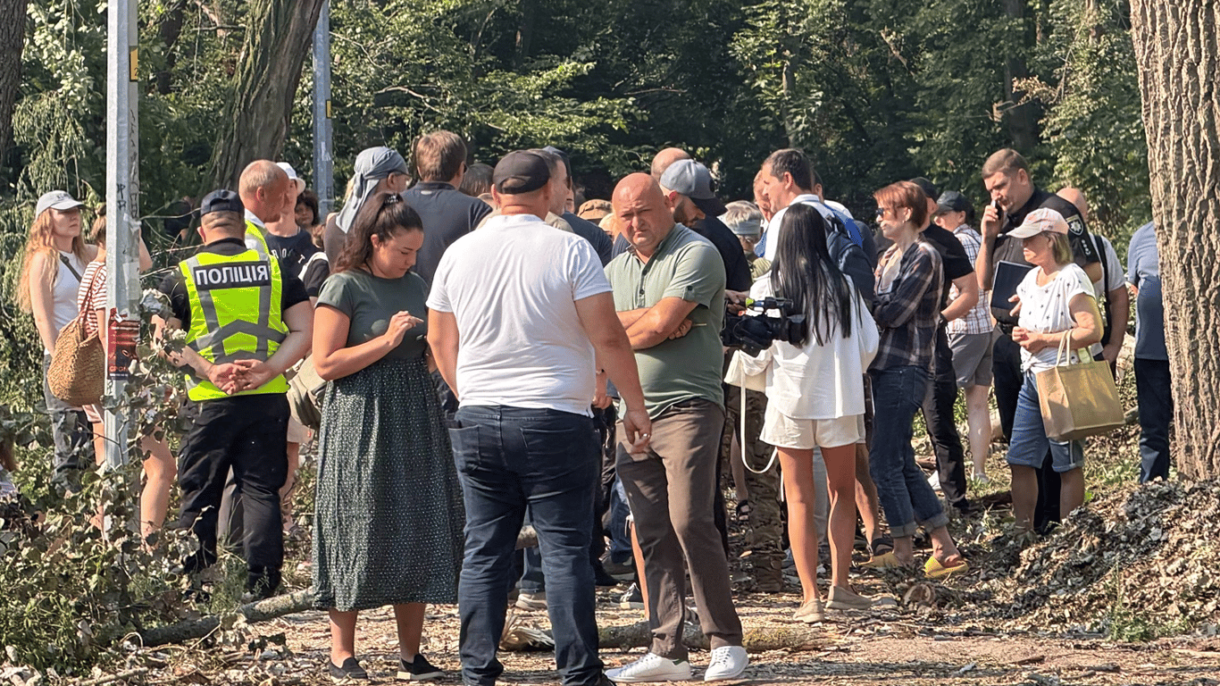 У Києві сталися сутички через вирубку парку на Теремках для нової тепломережі: репортаж
