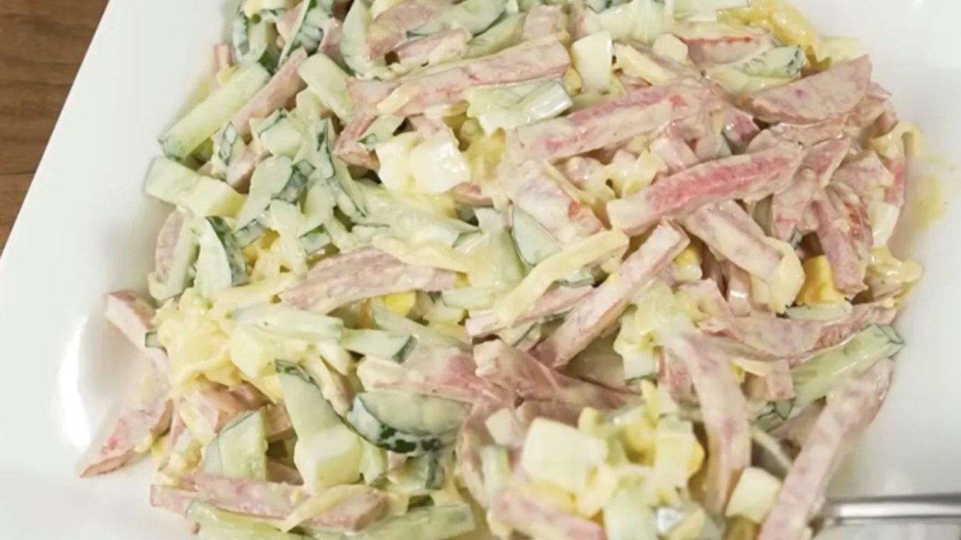 рецепт салату з ковбасою та сиром