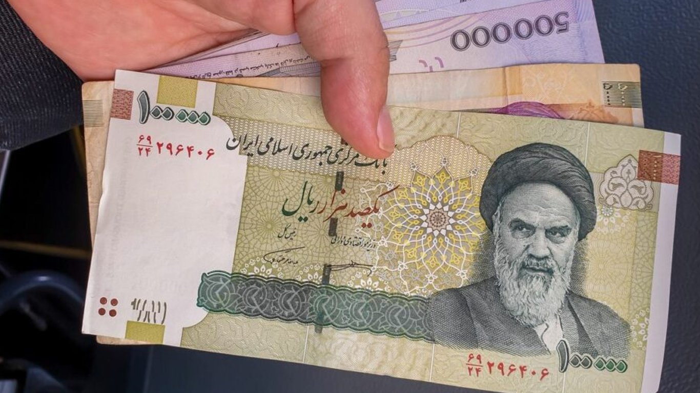 Курс национальной валюты Ирана рекордно рухнул: что известно
