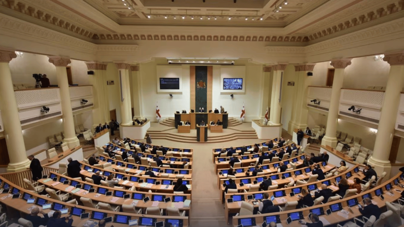 У Грузії парламент підтримав закон "про іноагентів" у остаточному третьому читанні
