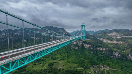 Кафе и стеклянный пол — чем поражает самый высокий мост в мире - 285x160