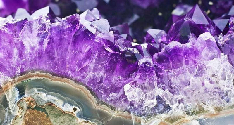 Аметист, являющийся талисманом именинника десятого апреля