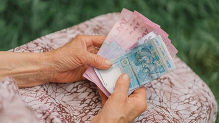 Пенсия и в гривнах, и в рублях — как живут пенсионеры в оккупации - 285x160