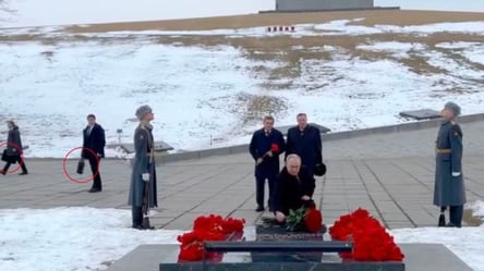 Визит путина на празднование Сталинградской битвы: диктатор привез с собой "ядерный чемоданчик" - 285x160
