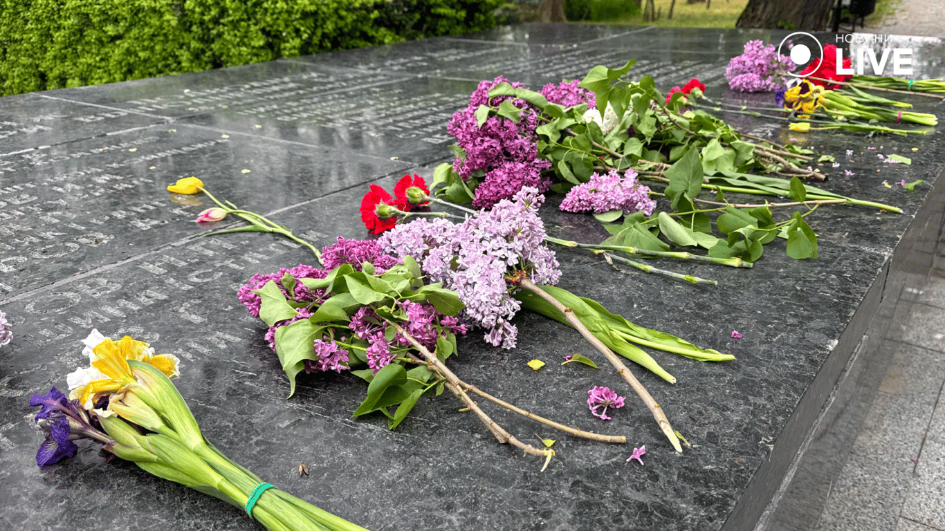 Квіти біля меморіалу