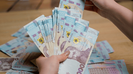 Зарплати деяких працівників пропонують обмежити — кого стосується - 285x160