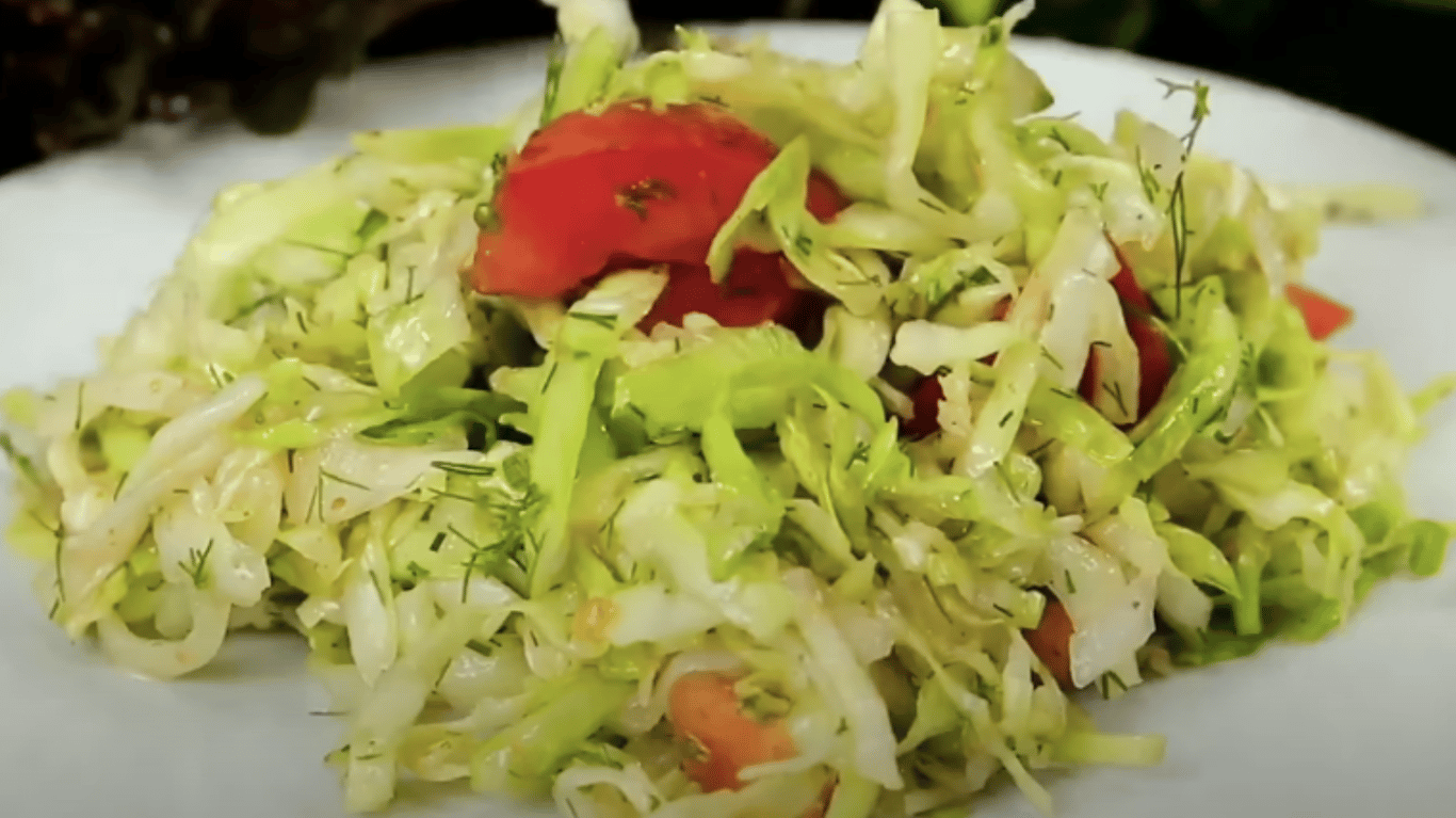 салат з капустою та помідорами
