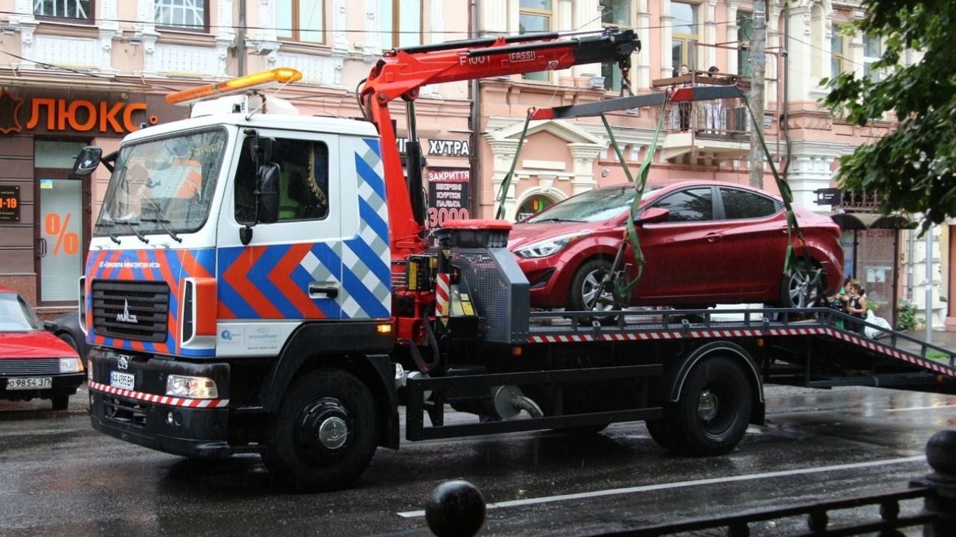 За что и как полиция может эвакуировать авто в Украине в 2023 году