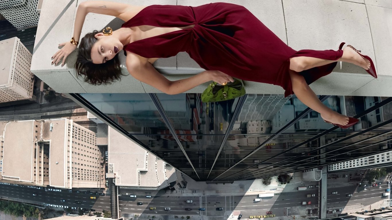Невеста Ди Каприо поразила зрелищной фотосессией на крыше небоскреба