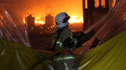 У Мукачеві досі гасять пожежу після атаки Росії — що відбувається - 285x160