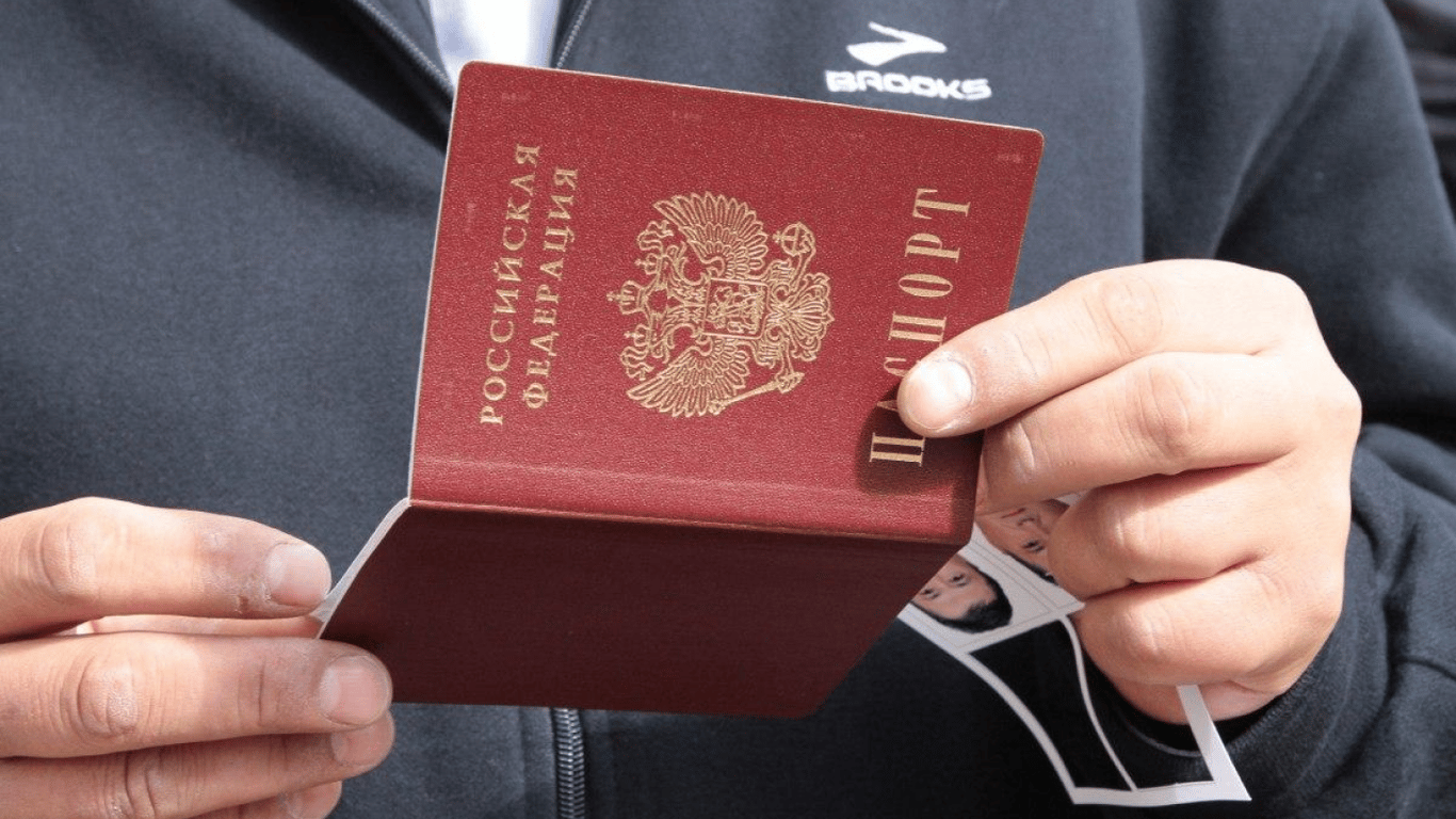 Росіяни погрожують депортацією українцям, які відмовляються від паспортів РФ