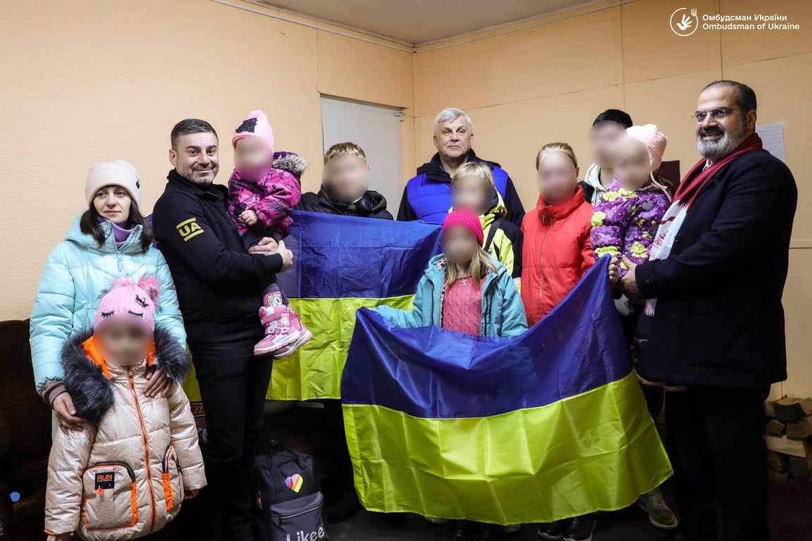 Дмитрий Лубинец и другие с детьми, которых удалось вернуть из оккупации