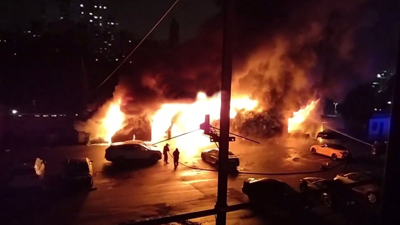 У Києві на "Караваєвих дачах" масштабна пожежа — що горить