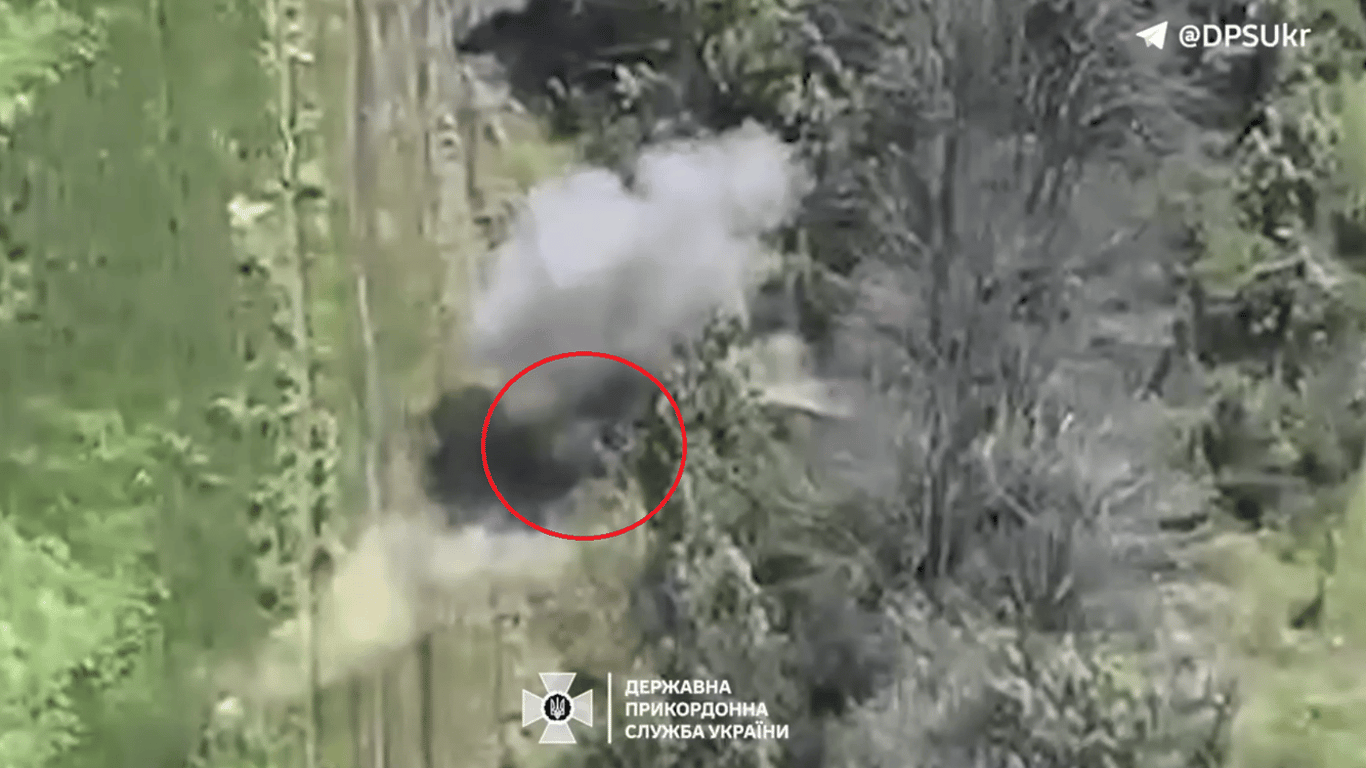 Бійці ДПСУ поцілили дроном у бронетранспортер окупантів