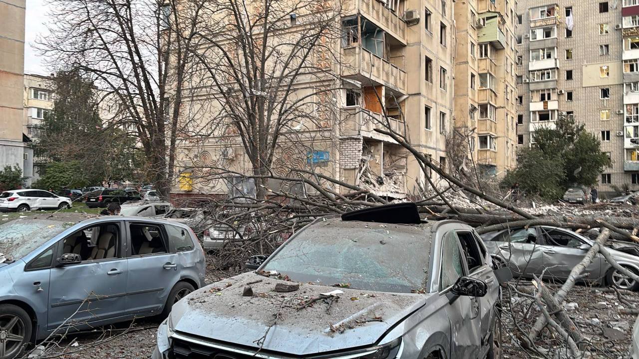 РФ атаковала Кременчуг: есть попадания по домам и предприятию - фото 1