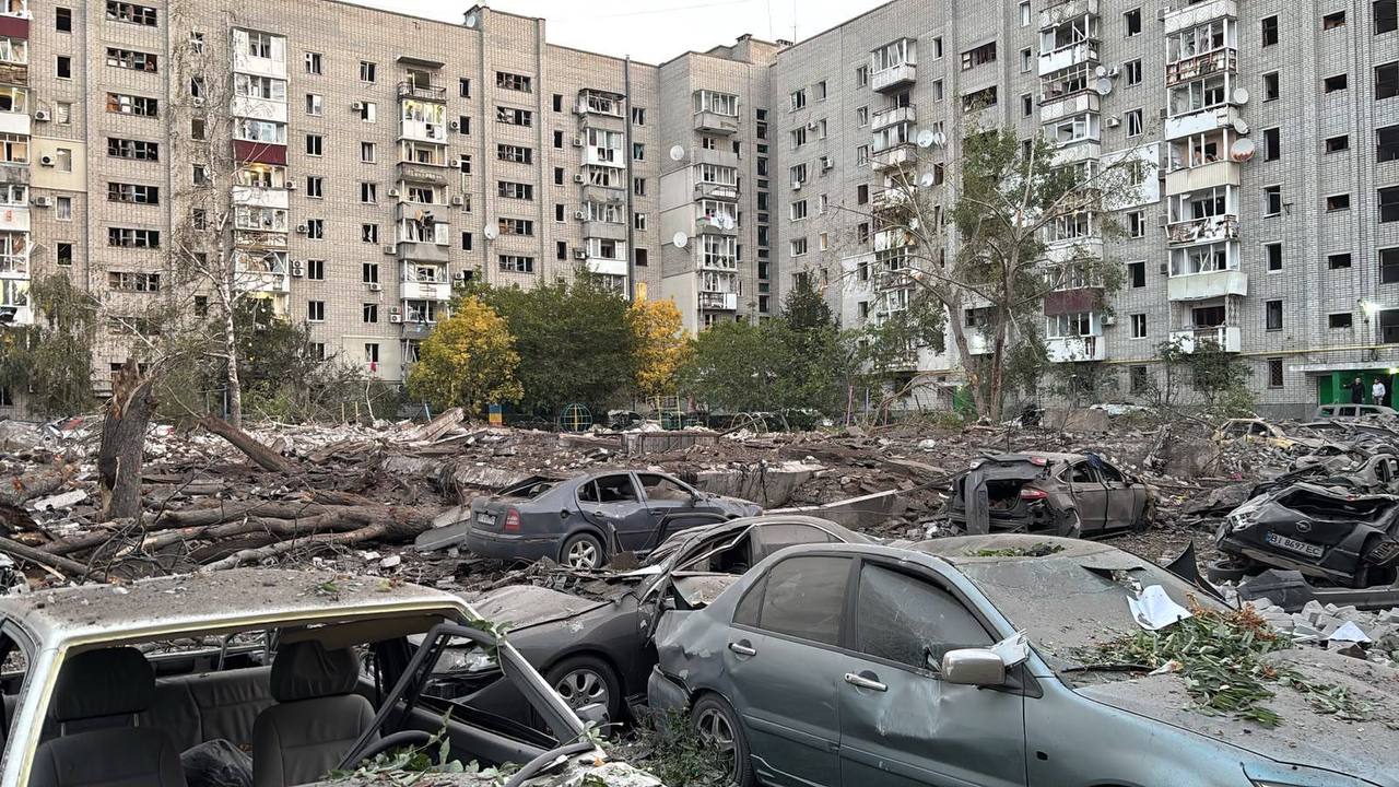 РФ атакувала Кременчук: є влучання по будинках і підприємству - фото 2