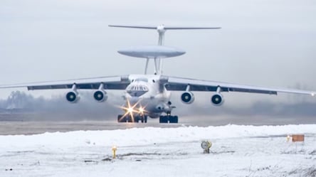 СМИ показали спутниковый снимок российского самолета на аэродроме в Беларуси, где произошли взрывы - 285x160