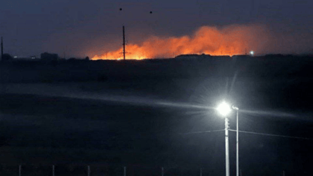 Вибухи лунають щохвилини — на Волгоградщині палає аеродром, де могли базуватися Су-24МР - 285x160