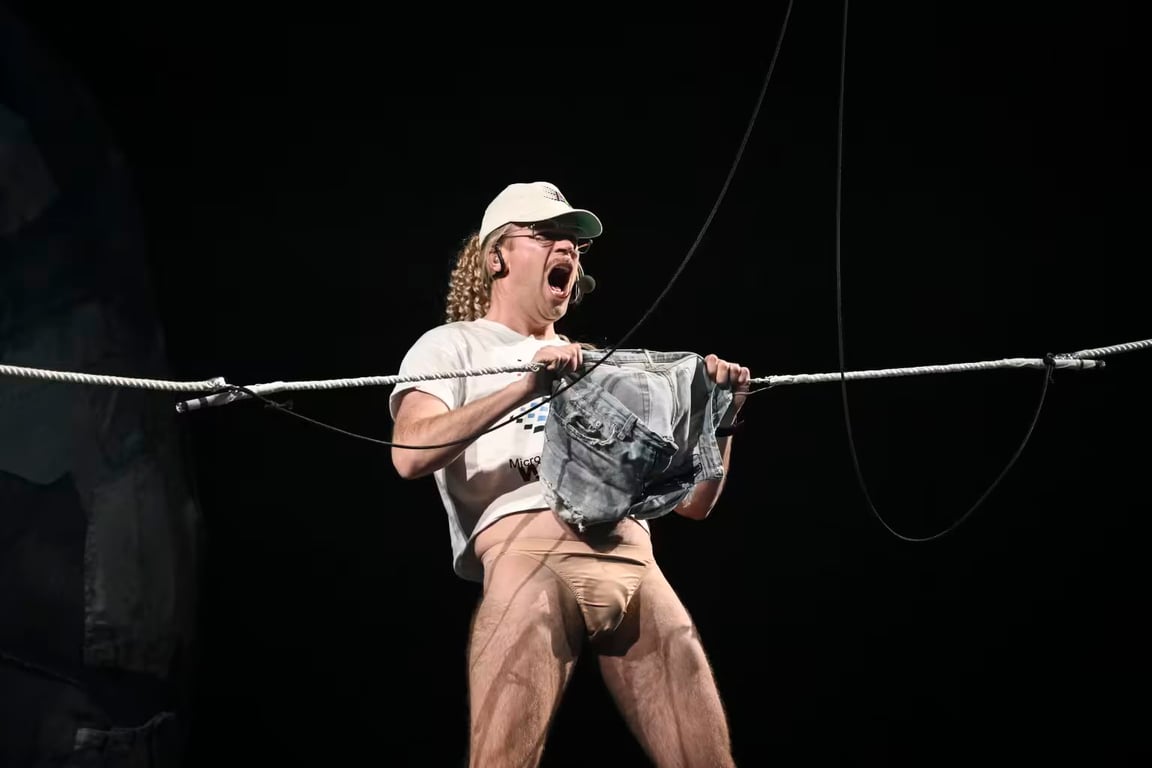 Продюсери Євробачення незадоволені спідньою білизною одного з учасників — фото - фото 1