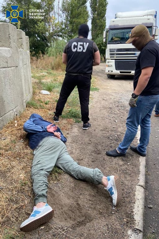 Правоохоронці та затриманий фігурант