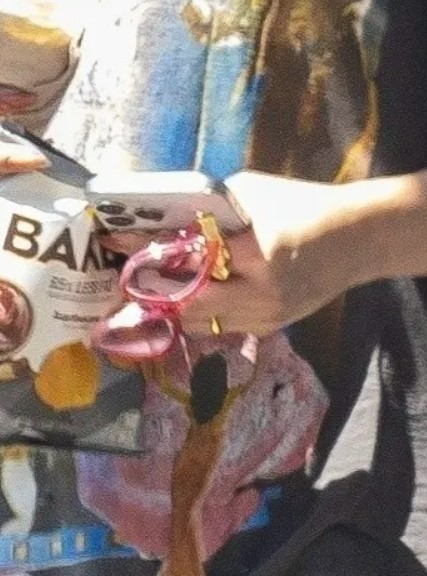 Селену Гомес на тлі чуток про заручини заскочили із золотою обручкою - фото 2